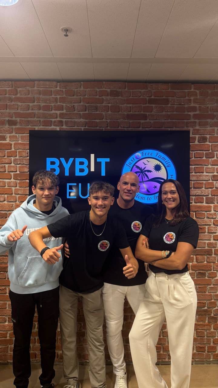 De Vissers bij Bybit EU kantoor met het JBF logo op het scherm